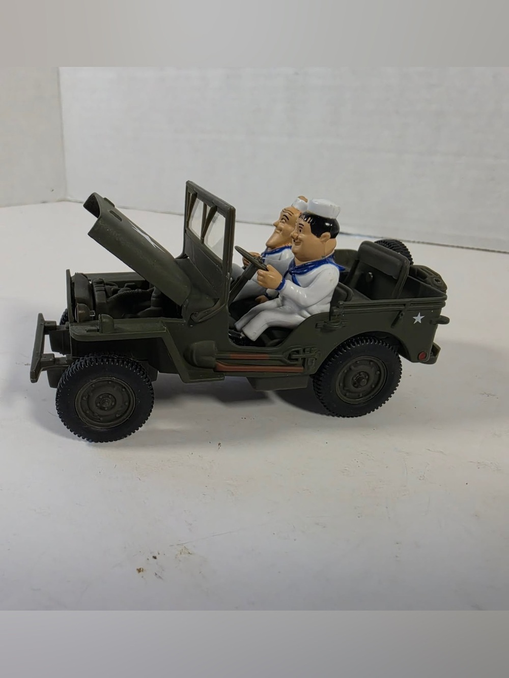 Gate 1/32 Jeep Willys with Laurel And Hardy Go To Sea Gate Jeep 1:18 Diecast